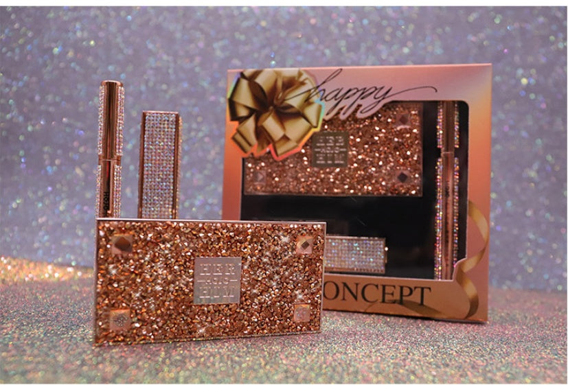 3-piece cosmetic set
Eyeshadow palette, Lipstick and Eyeliner