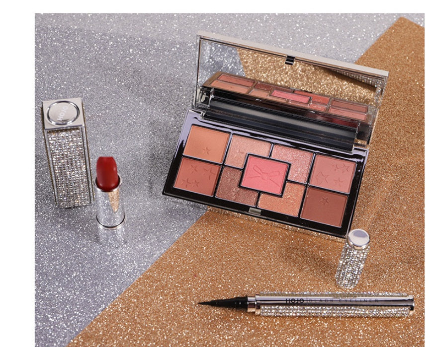 3-piece cosmetic set
Eyeshadow palette, Lipstick and Eyeliner